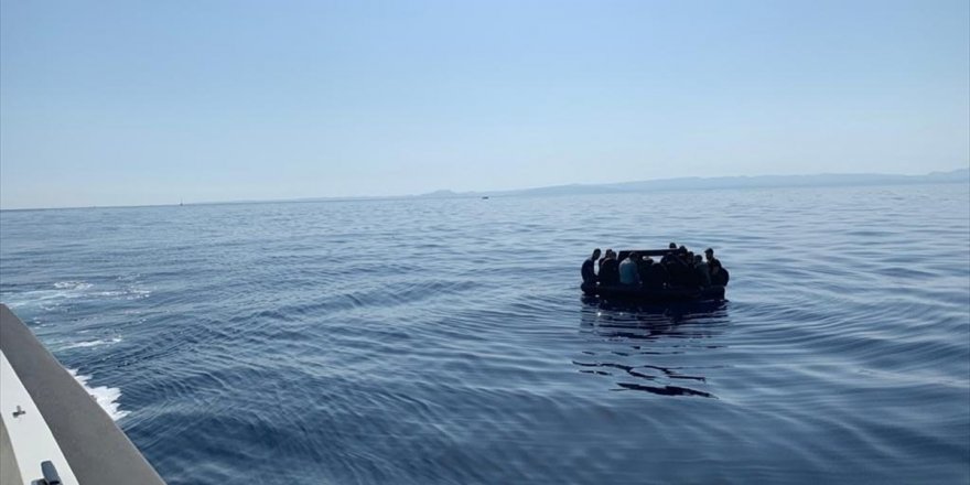 Marmaris'te Türk kara sularına itilen 75 düzensiz göçmen kurtarıldı