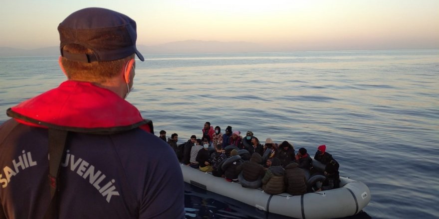 Ege'de Türk kara sularına itilen 213 düzensiz göçmen kurtarıldı