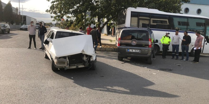 Manisa’da hafifi ticari araçla otomobilin çarpıştığı kazada 2 kişi yaralandı