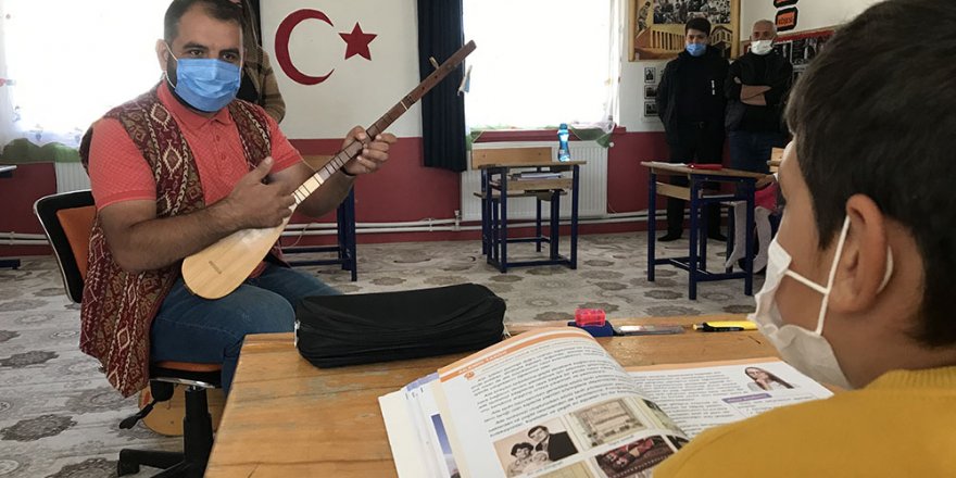 Elazığlı müzik öğretmeni, unutulmaya yüz tutmuş 3 bin yıllık Türk Halk Müziği çalgılarını öğrencilere tanıtıyor