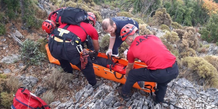 Fethiye'de kayalık alana düşen Rus yamaç paraşütü pilotu kurtarıldı