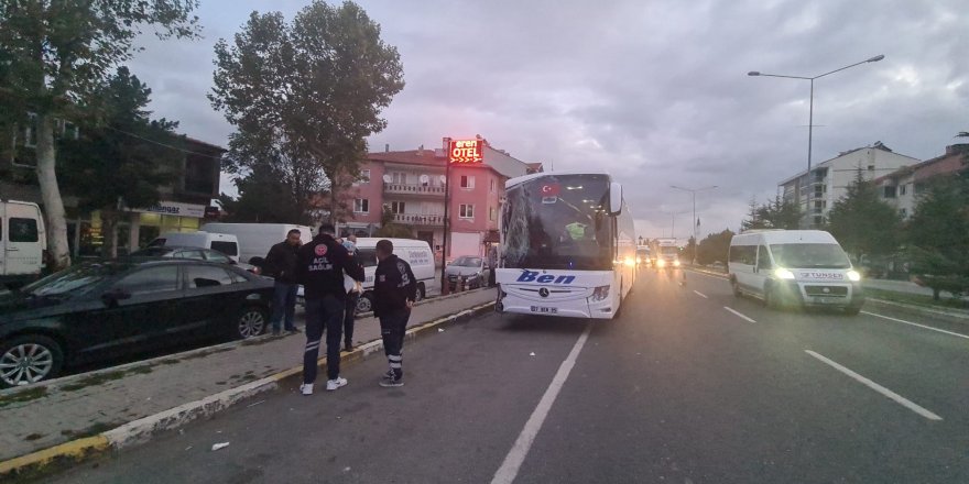 Şoförü uyuduğu iddia edilen otobüs minibüse çarptı: 3 yaralı