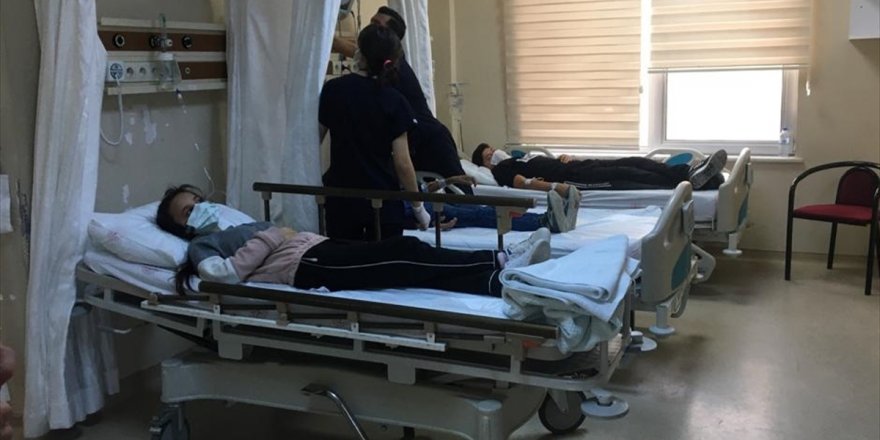 Manisa'da 19 öğrenci gıda zehirlenmesi şüphesiyle hastaneye kaldırıldı
