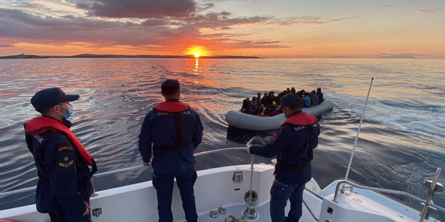 İzmir açıklarında Türk kara sularına itilen 67 düzensiz göçmen kurtarıldı