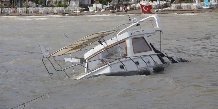Muğla'da etkili olan fırtınada kayalıklara çarpan tekne battı