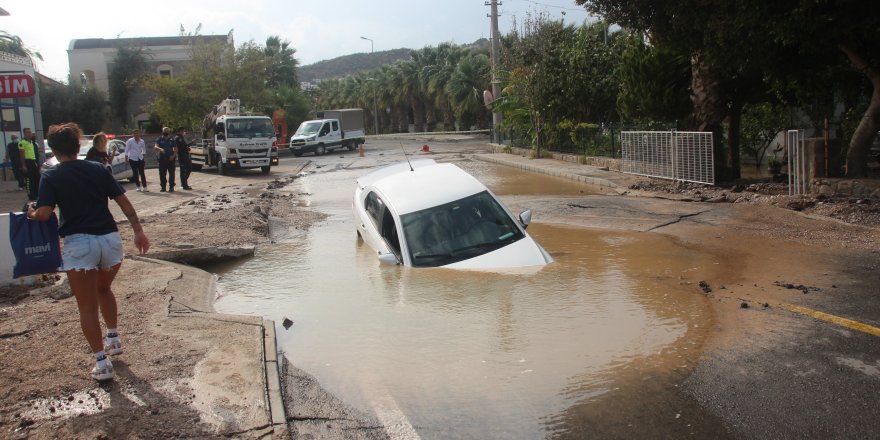 İsale hattı patladı, çukura otomobil düştü