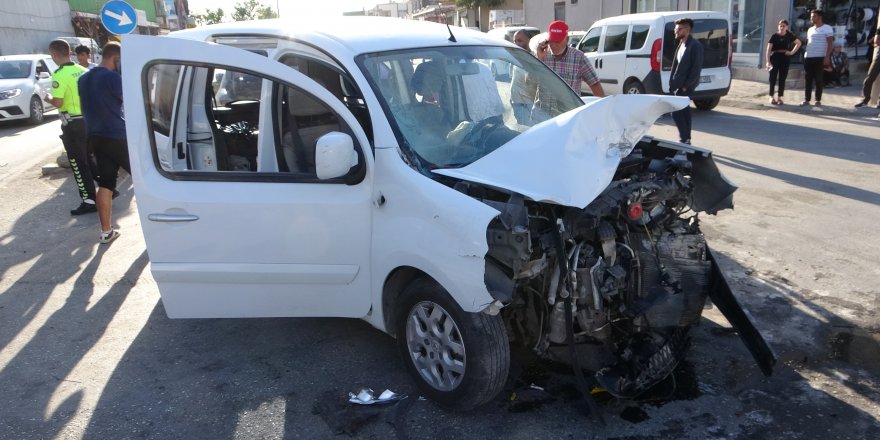 Adana'da iki hafif ticari araç kafa kafaya çarpıştı: 13 yaralı