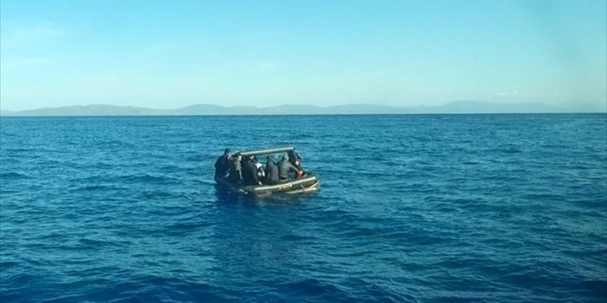 Muğla açıklarında Türk kara sularına itilen 28 düzensiz göçmen kurtarıldı