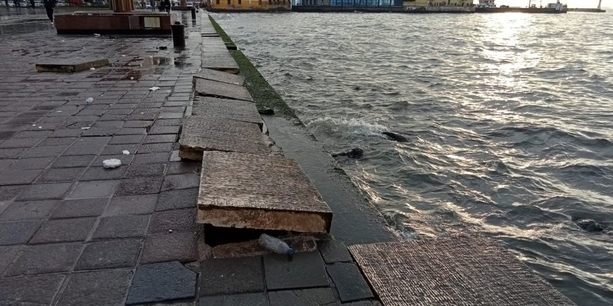 İzmir'de şiddetli fırtına yüzlerce kiloluk beton blokları yerinden söktü