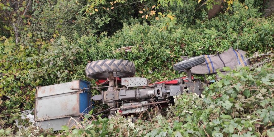 Manisa'da traktörün devrildiği kazada sürücü öldü, bir kişi yaralandı