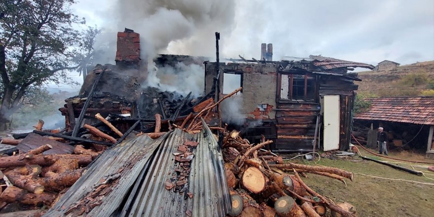 Kütahya'da evinde yangın çıkan yaşlı adam hayatını kaybetti