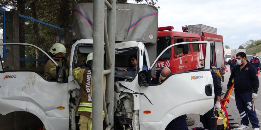 Sancaktepe’de yön tabelası direğine çarpan kamyonet sürücüsü sıkıştı
