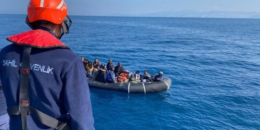 Kuşadası açıklarında Türk kara sularına itilen 53 düzensiz göçmen kurtarıldı