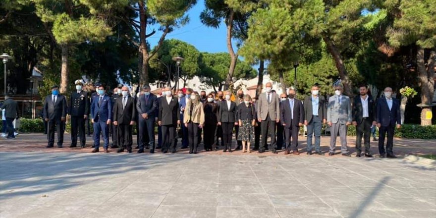 Seferihisar'da muhtarlar Atatürk Anıtı'na çelenk sundu