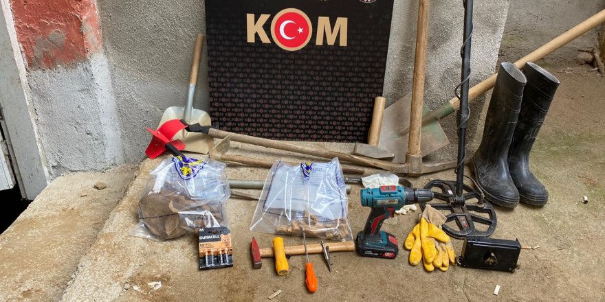 İzmir’de kaçak kazı yapılan eve polis baskını: 3 gözaltı