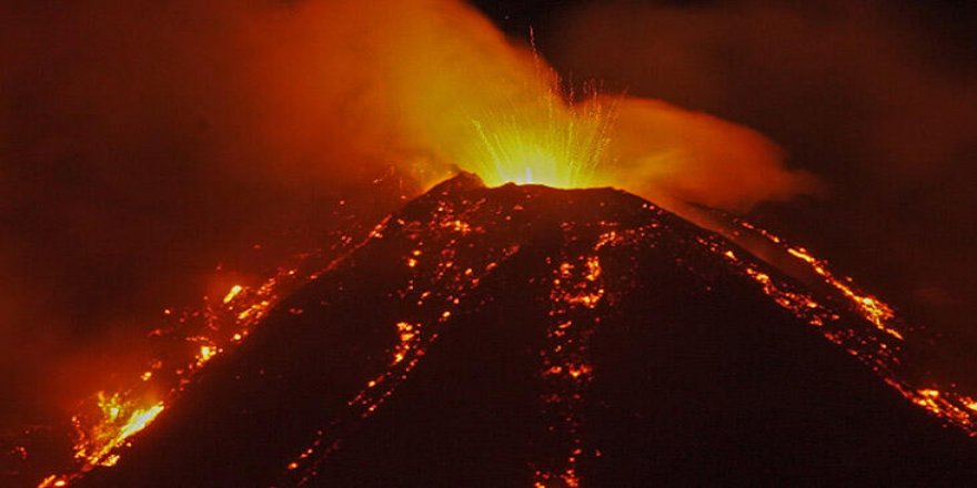 İtalya'da Etna Yanardağı püskürttüğü lavlarla geceyi aydınlattı