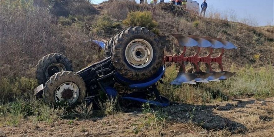 Manisa'da devrilen traktörün sürücüsü öldü
