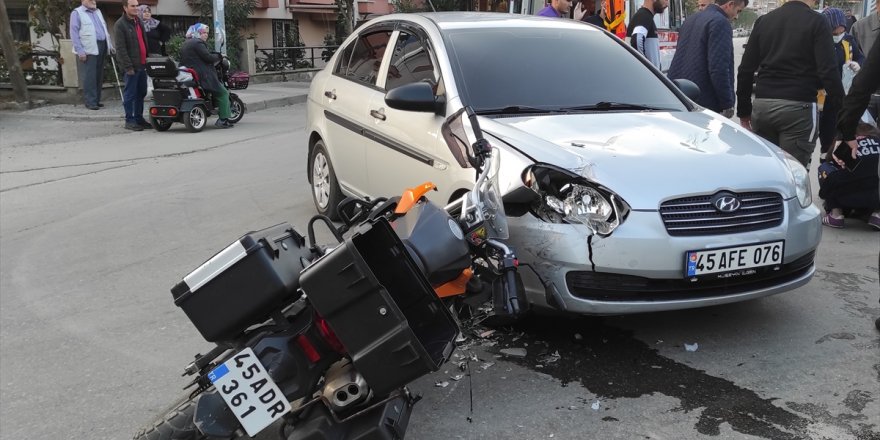 Alaşehir'de otomobille çarpışan motosikletin sürücüsü yaralandı