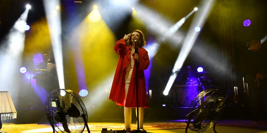 Manisa'da Cumhuriyet konserinde Fatma Turgut sahne aldı