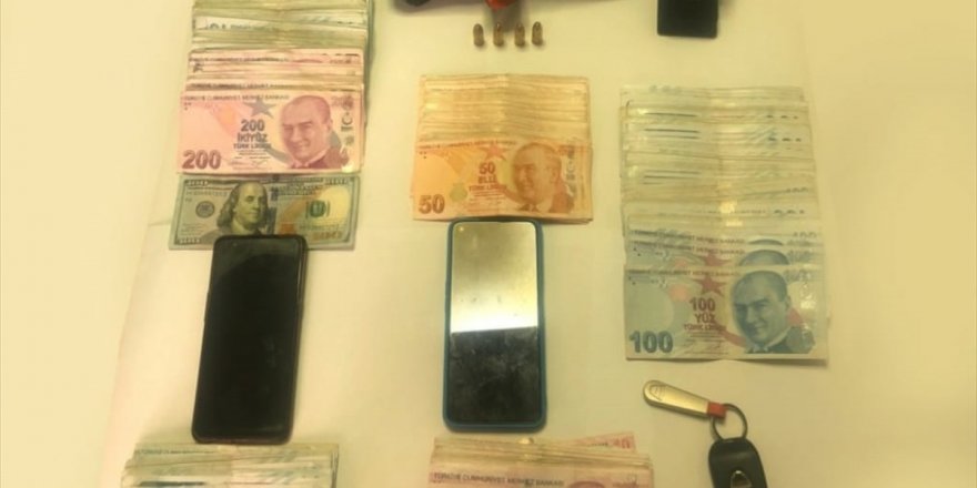 İzmir'de silahla 75 bin lira gasp ettikleri belirlenen şüpheliler tutuklandı