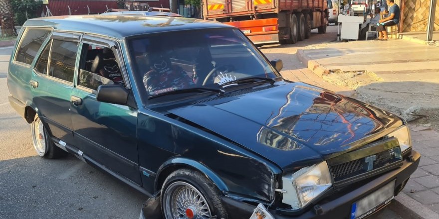 Çaldıkları otomobille kaza yapınca parçalarını söküp aldılar