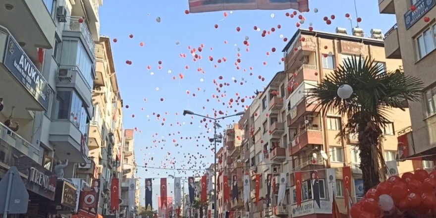 İzmir'de Cumhuriyet coşkusu: 5 bin balon aynı anda gökyüzüne bırakıldı