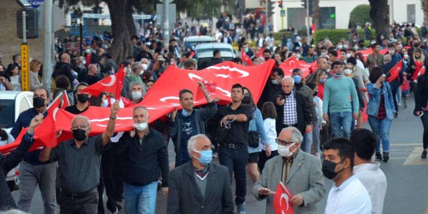 Aydın’da 500 metre uzunluğundaki Türk bayrağıyla kortej yürüyüşü yapıldı