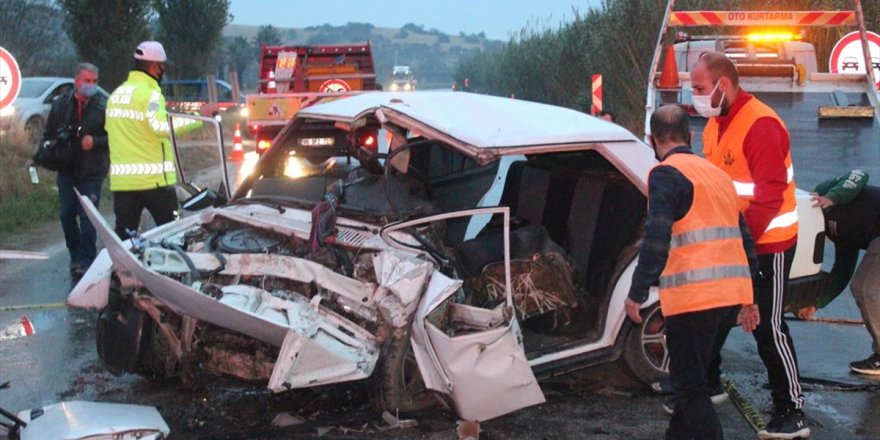 İzmir'de iki otomobilin çarpıştığı kazada 3 kişi öldü, 3 kişi yaralandı