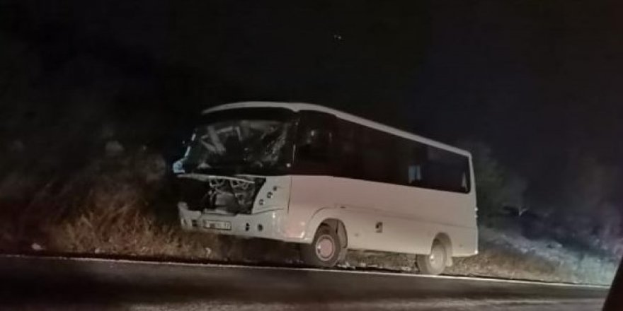 İzmir’de minibüs traktör römorkuna çarptı: 3 yaralı