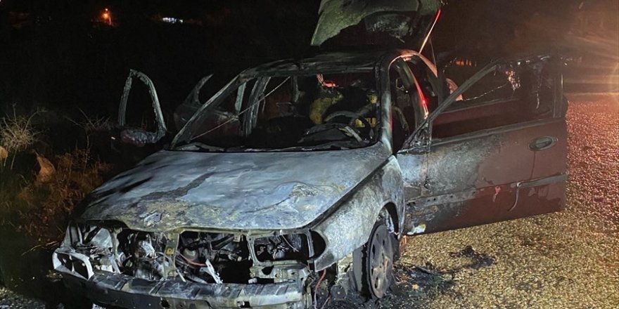 Manisa'da iki otomobil yandı