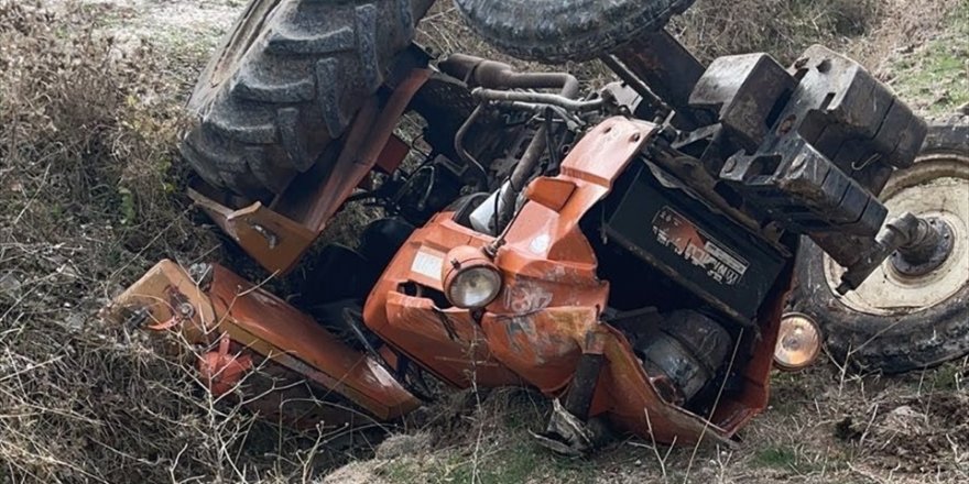 Manisa'da şarampole yuvarlanan traktörün sürücüsü öldü