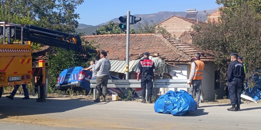 İzmir'de jandarma aracıyla çarpışan otomobilin sürücüsü yaşam mücadelesini kaybetti