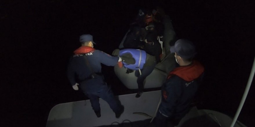 İzmir açıklarında Türk kara sularına itilen 115 düzensiz göçmen kurtarıldı
