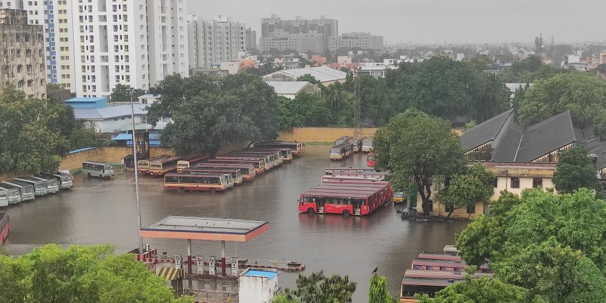 Selin vurduğu Hindistan’da sokaklar sular altında kaldı