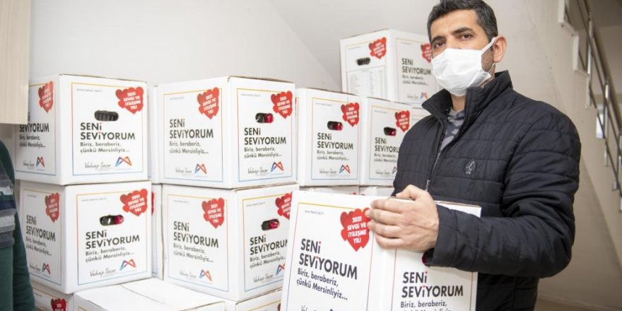 Mersin Büyükşehir Belediyesi, iş yeri kapalı 5 bin 785 esnafa gıda kolisi dağıtıyor