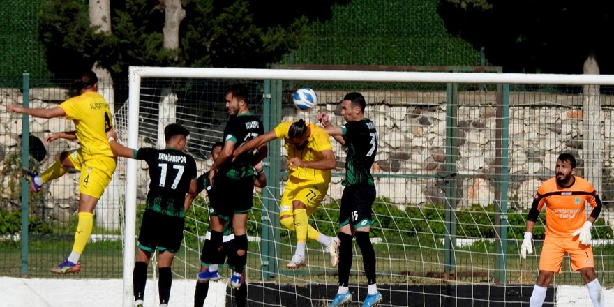 Alaçatıspor taraftarının yüzünü güldürdü