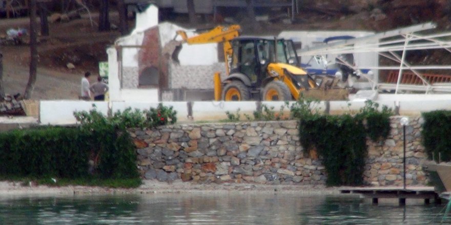 Akbük koyunda yıkımlar tekrar başladı