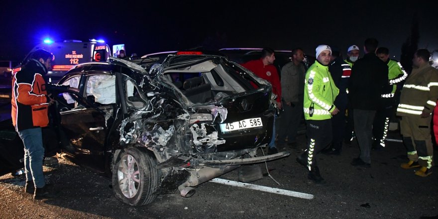 İzmir'de iki hafif ticari araç çarpıştı, 1 kişi öldü, 3 kişi yaralandı