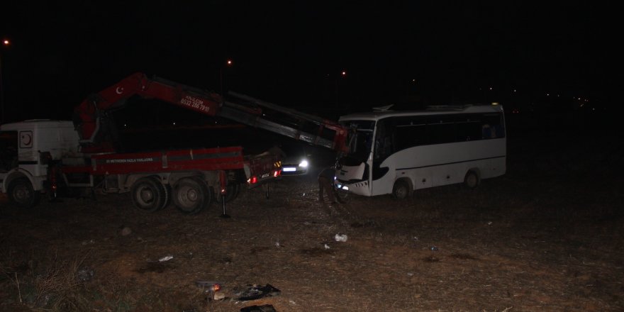 İzmir'de işçileri taşıyan iki midibüs çarpıştı: 5'i ağır 45 yaralı