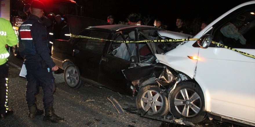 Manisa'da minibüs ile otomobil çarpıştı, 2 kişi öldü, 5 kişi yaralandı