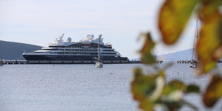 Fransız bayraklı "Le Jacques Cartier" kruvaziyeri Bodrum Limanı'nda