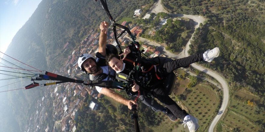 Manisa'da başarılı öğrenciler, yamaç paraşütüyle uçuş yaptı