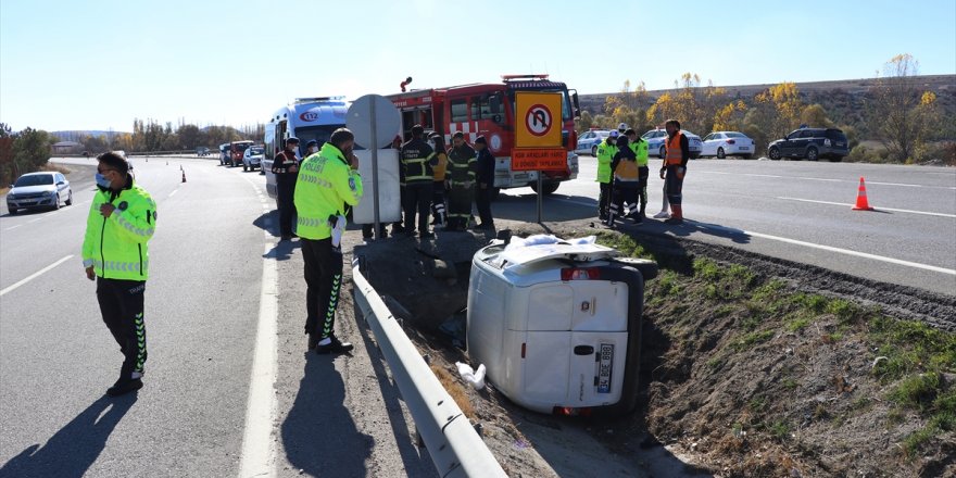 Kütahya'da beton menfeze çarpan kamyonetin sürücüsü öldü, eşi yaralandı