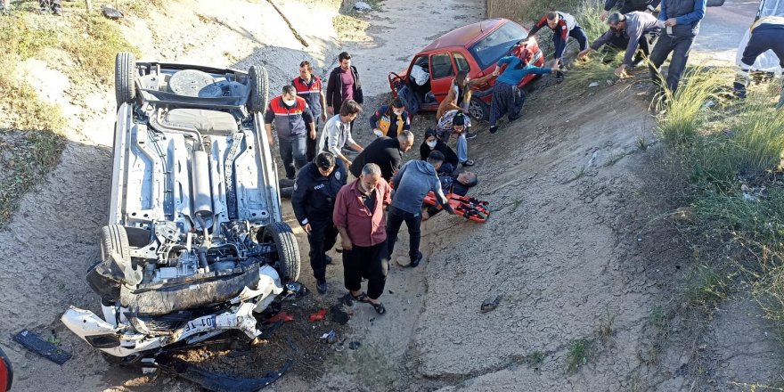 Çarpışan otomobiller sulama kanalına düştü: 3 yaralı