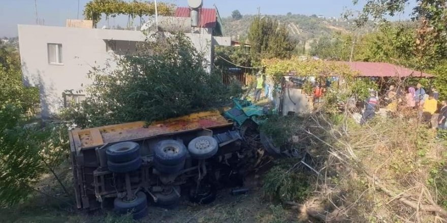 Uçuruma yuvarlanan kamyonun şoförü hayatını kaybetti