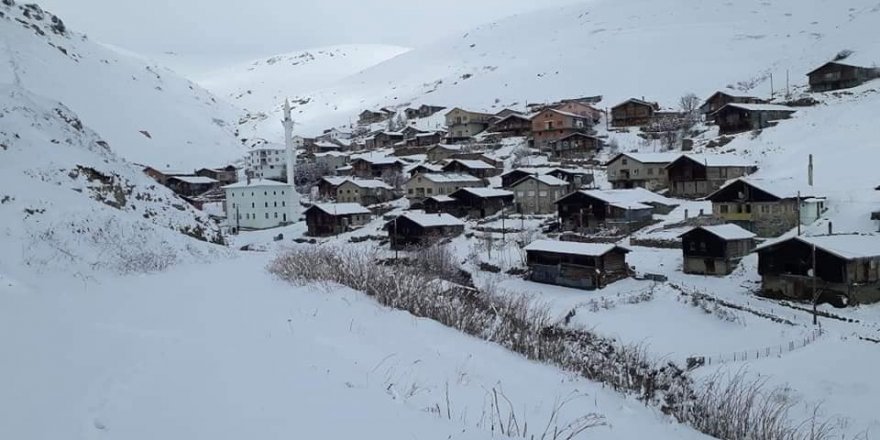 Bayburt - Trabzon sınırındaki köyler kar beyaz