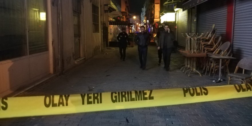 İzmir’de bıçaklı kavga: 1’i ağır, 2 yaralı