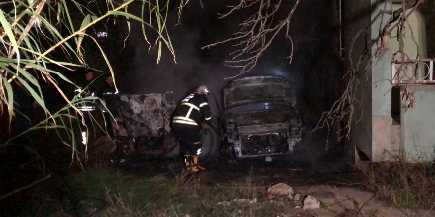 Aydın'da kundaklanan iki otomobil kullanılamaz hale geldi