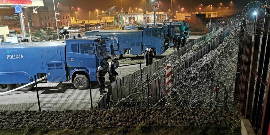 Polonyalı güvenlik güçleri 100 göçmeni gözaltına aldı