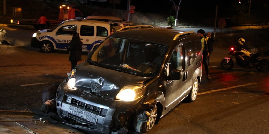 Uşak'taki trafik kazasında 4 kişi yaralandı